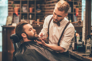 Biuro z dokumentami, kalkulatorem i notatkami dotyczącymi BDO dla barbera 2025, rejestracji w BDO i ewidencji odpadów
