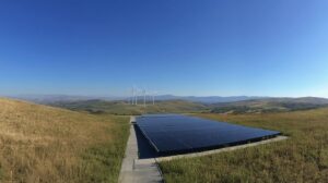 Biuro z dokumentami, kalkulatorem i notatkami dotyczące odnawialnych źródeł energii w Polsce i ich przyszłości