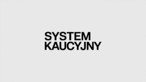 Biuro z dokumentami i kalkulatorem - rozliczenia System Kaucyjny 2025, logo Polskiego Systemu Kaucyjnego na stanowisku pracy