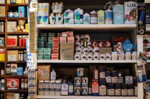 Organizowane półki w sklepie spożywczym z produktami — przykład BDO dla sklepu spożywczego
