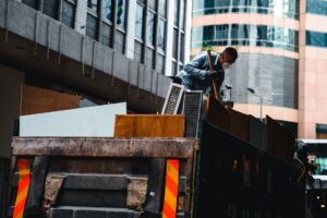 BDO firma budowlana odpady — place budowy z materiałami rozbiórkowymi, kaski i kamizelki ochronne