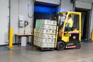 Branże wykrywane bez BDO w transporcie — magazyn logistyczny z wózkiem widłowym i paletami towaru
