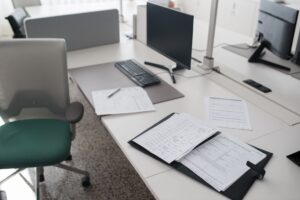Ewidencja odpadów z cięcia CNC — dokumenty BDO i rejestry odpadów na biurku z laptopem