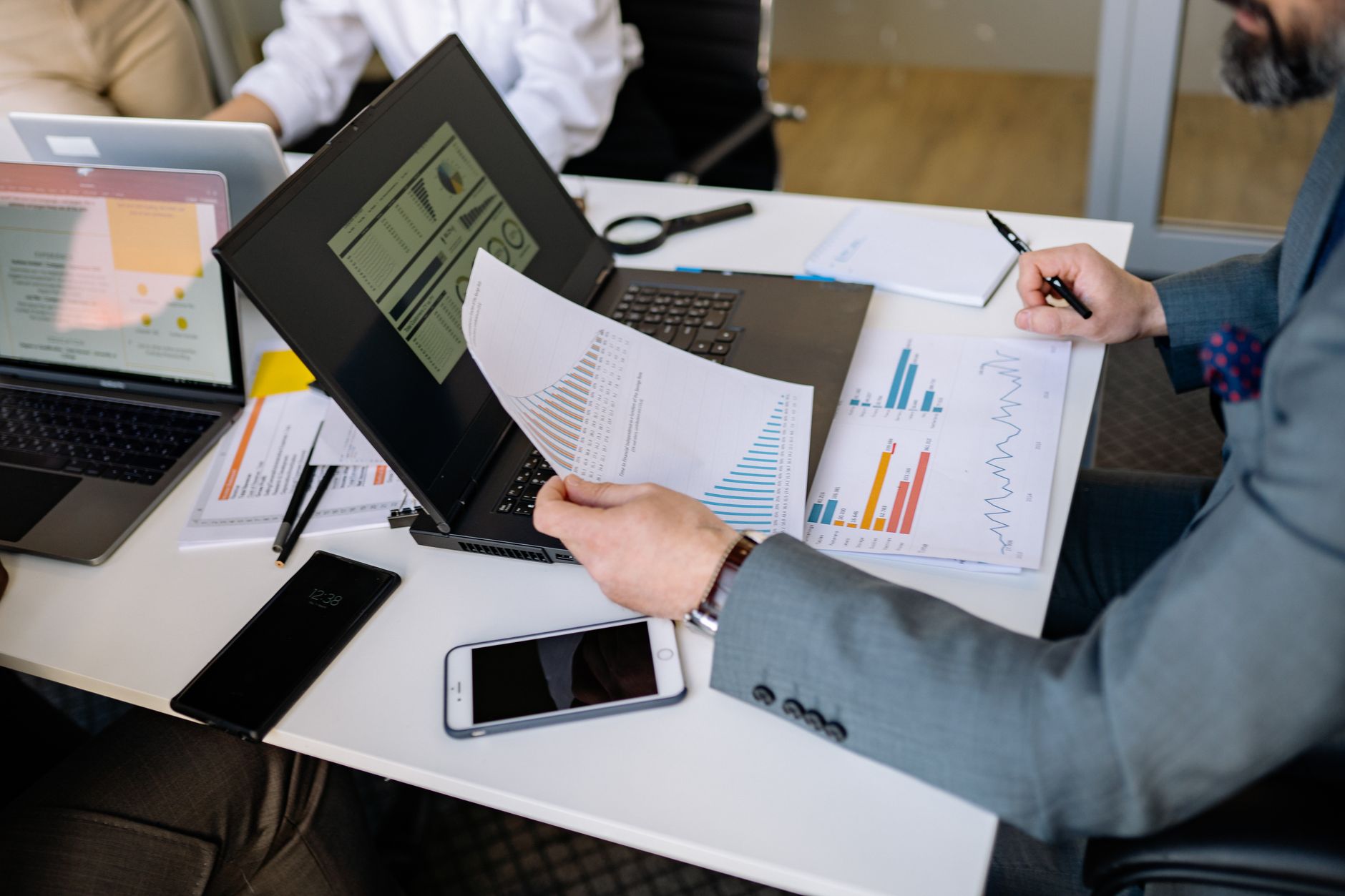 Laptop z formularzem BDO opłata produktowa 2025 na biurku biznesowym z dokumentami i filiżanką kawy