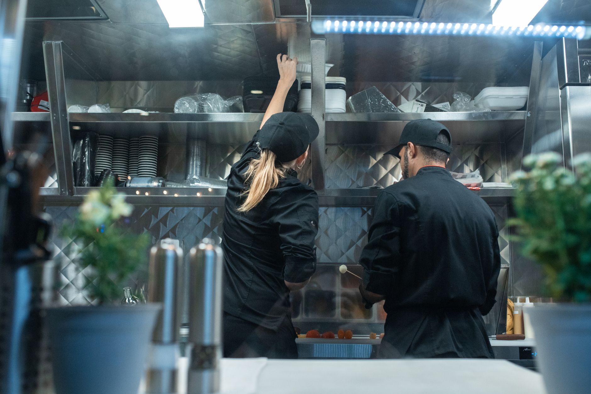 Profesjonalna kuchnia restauracyjna z opakowaniami na wynos — PPWR gastronomia PFAS opakowania zmiana przepisów 2026