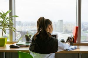 Sprawozdanie BDO Łódź - dokumenty i laptop na biurku w nowoczesnym biurze z widokiem na miasto